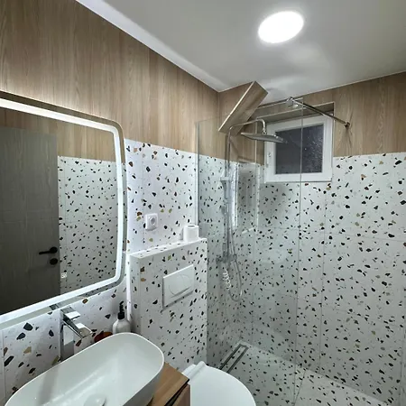 Apartment Warm Bright With Fast Wi-fi Free Parking