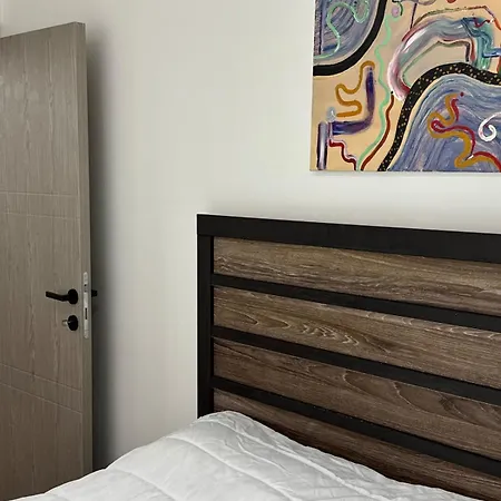 Apartment Warm Bright With Fast Wi-fi Free Parking *