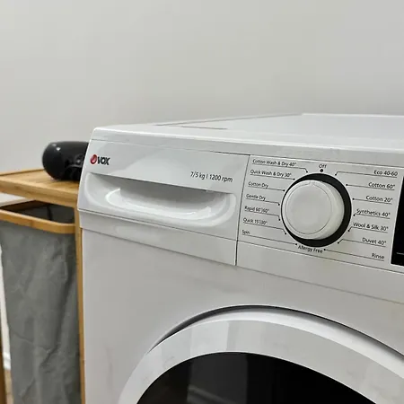 Warm Bright With Fast Wi-fi Free Parking Apartment